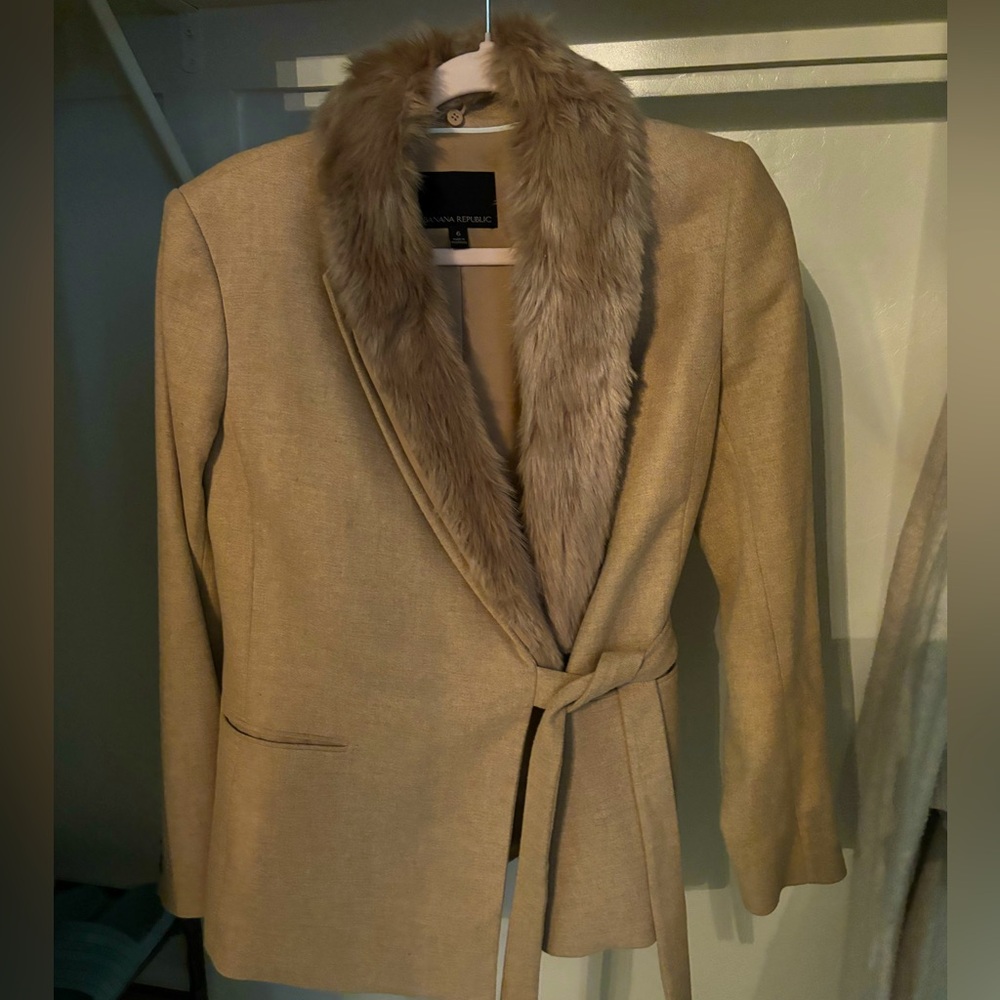 Banana Republic size 6 blazer, camel color faux fur removable colar